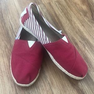 Maroon Toms!